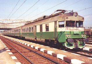 EMU 460.051-6 + 460.052-4 v �st. Poprad-Tatry po pr�chode z Ko��c (3. VIII. 2001- 9:45)