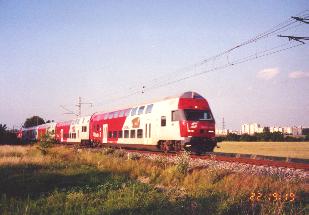 S�prava EMU City Shuttle radu 8033+ LV 1142 566-7 cca 15 m pred vjazdom do Rak�ska - Kittsee Gr.
