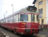 Dieselový motorový vozeň 851009-4 v čele osobného vlaku 7445 B. Bystrica - Hronec