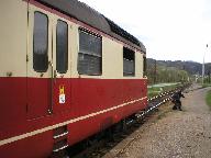 Dieselový motorový vozeň 851017-4 v čele osobného vlaku 7445 B. Bystrica - Hronec