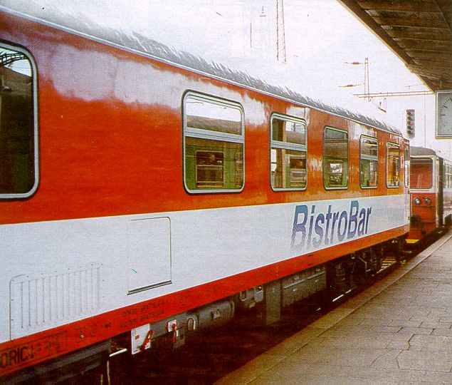 BistroBar, ako sa bistro vozeň oficiálne nazýva, krátko po slávnostnom odovzdaní zaradili do súpravy vlaku EC Slovenská strela, ktorý premáva medu Bratislavou a Prahou