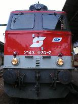 Rušeň ÖBB / BRKS 2143 020-2 v čele osobného vlaku zo žst. Zohor