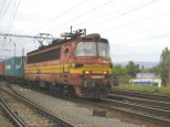 Rušeň ŽS 240 024-0 v čele nákladného vlaku ( Bratislava-Nové Mesto 11. VIII. 2002 - 6:30:28 hod.)