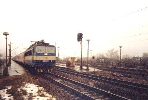 Rušeň 363.095 v čele IC 502 Kriváň prechádza cez zastávku Bratislava-Vinohrady - jar 1995 