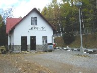 Prij�macia budova - poh�ad od v�chodu (67 kB)