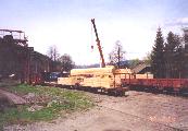 Prekldka dreva v z vozov H na vozne ZSSK st. Hronec (30. IV. 2002)