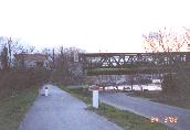 Star most v Bratislave v ase, ke hladina Dunaja dosahovala cca 862 cm - pohad z avej strany brehu Petralky (24. III. 2002/cca 17:58 hod.)