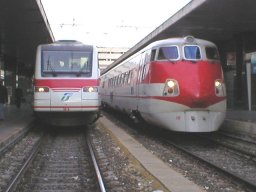 Súpravy ETR 480 č. 38 (vľavo) a ETR 450 č. 14 (vpravo) v žst. Roma Termini