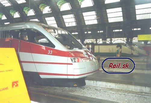 Súprava ETR 480 č. 33 ( v pozadí 2 súpravy ETR 500 ) v žst. Milano Centrale