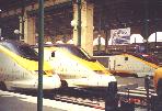 3 súpravy TGV Eurostar (Eurostar Ltd.)  (žst. SNCF Paris, Gare du Nord , © Martin ROTTMANN - 15. VII. 2000 - 11:12 hod.)