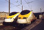 Súpravy TGV Eurostar č. 3214 (vpravo) a 3001 (vľavo) 
v žst. SNCB/NMBS Bruxelles Midi/Brussel Zuid 
(© Martin ROTTMANN - Február 1999)
