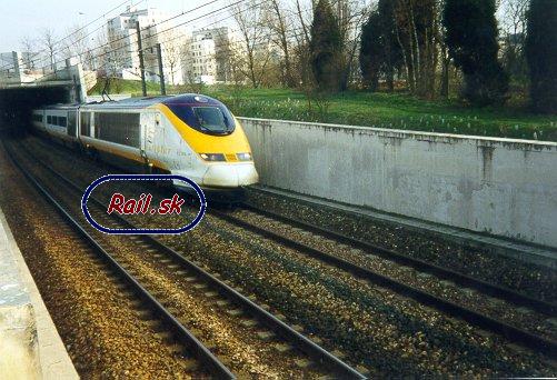 Súprava TGV Eurostar vychádza z tunelu severne od žst. SNCF Lille Europe (© Martin ROTTMANN - Február 1999)